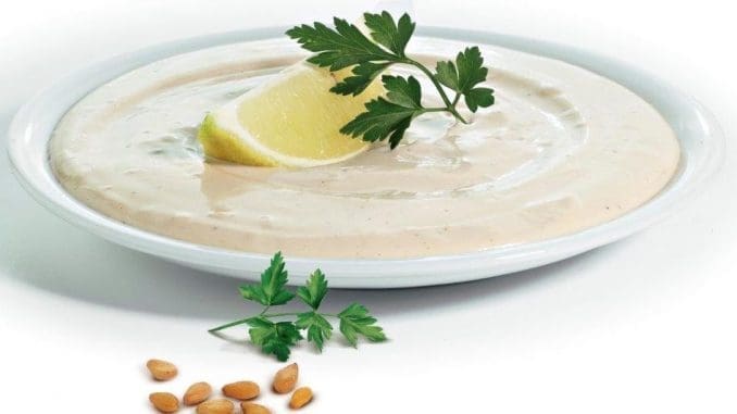 לא מעט שואלים מה הן הסגולות שבאכילת טחינה ומה הוכח במחקרים כתורם לשיפור הבריאות. צילום אחוה