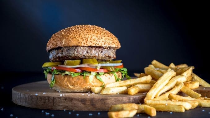 ההמבורגרים עשויים100% בשר בקר טרי שמגיע מהחווה בלב עמק יזרעאל. צילום ישראל אלפסה