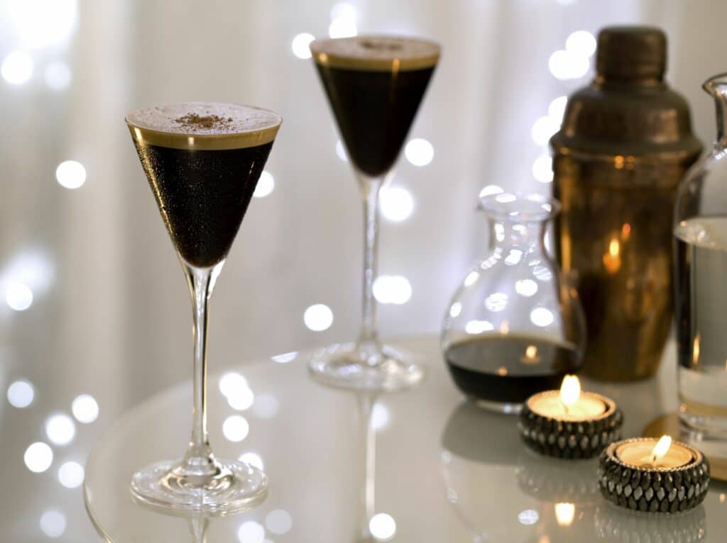 הקוקטייל של אלמא – L'espresso Martini בטעמי קפה על בסיס וודקה גרייגוס, תמצית אספרסו, ליקר קפה וקמצוץ מלח