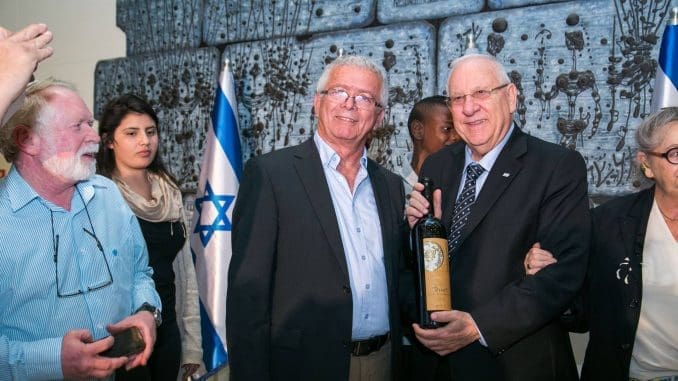 איציק כהן מיקב רמות נפתלי עם חבר. צילום מדף הפייסבוק