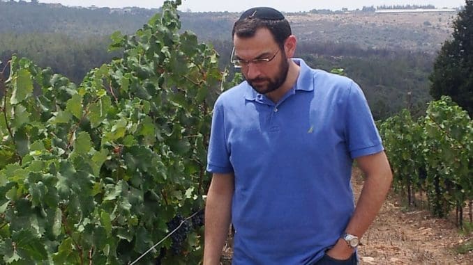 רונן פרלמוטר – האם יכתוב בישראל היום על יינות שאינם כשרים? צילום מאתר איש הענבים