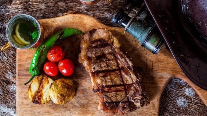 סטייק ניו יורק לצד קונפי עגבניות ותפוחי אדמה. צילום אפיק גבאי