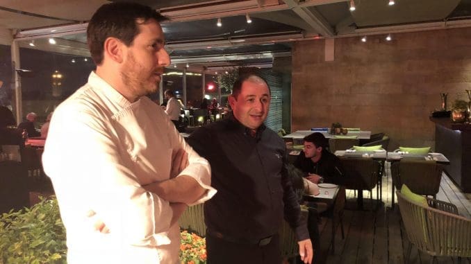 אושיק אפרים מנכ"ל יקב בנימינה עם קובי בכר השף הראשי של מלון ממילא