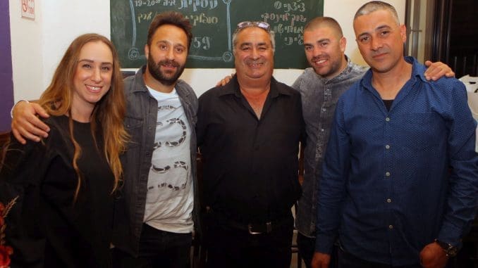 משפחת נחמיאס והיינן שרון ביטון. צילום דוד סילברמן dpsimages