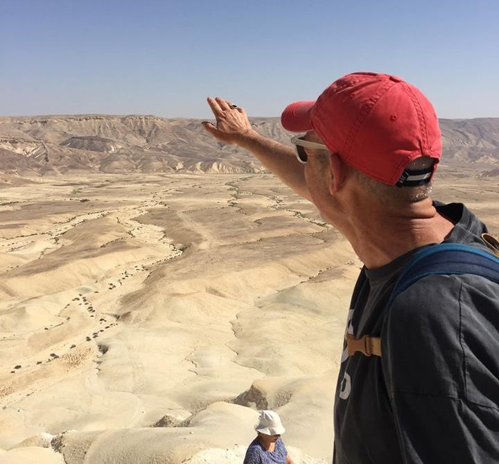לאן ארנון נושא את עיניו? צילום מדף הפייסבוק