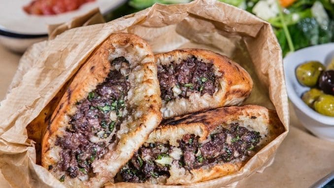 עראיס בקר מוגש עם סלט עגבניות וטחינה סחוג. צילום איתן וכסמן