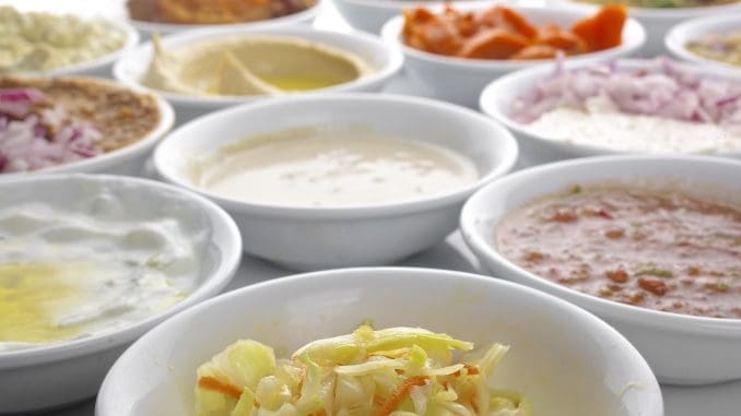המחיר כולל מבחר של 14 סלטים ולחם, המגיעים כמנה ראשונה