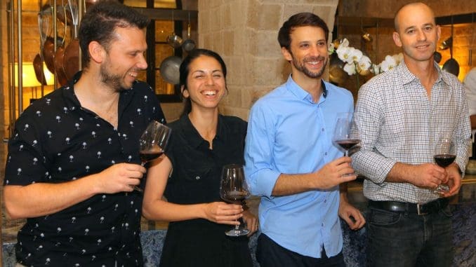 עידו לוינסון (מימין) ונבחרת הייננים הצעירים שלו. צילום דוד סילברמן dpsimages