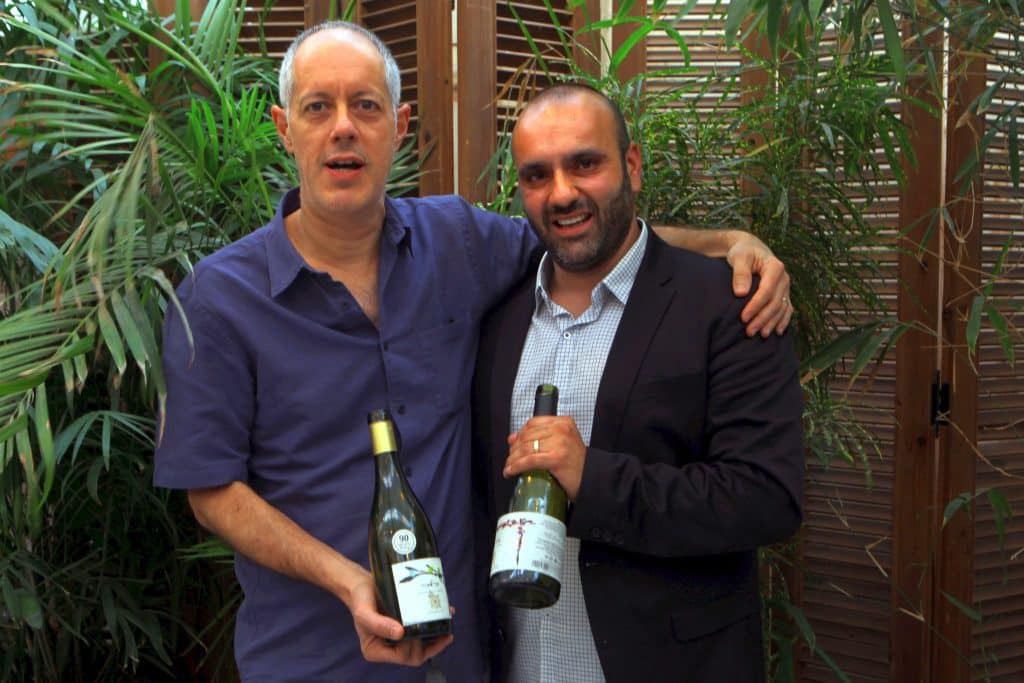 נועם יעקובי מנכ"ל יקב רקנאטי (משמאל) וקובי ארביב היינן הראשי עם גיבורי הטעימה. צילום דוד סילברמן dpsimages