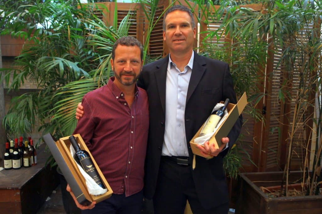 יאיר שפירא וויקטור שונפלד עם הירדן רום והקצרין 2014. 450 ₪ וזה הרום האחרון שייצרו. מחיר השוק יעלה? צילום דוד סילברמן dpsimages