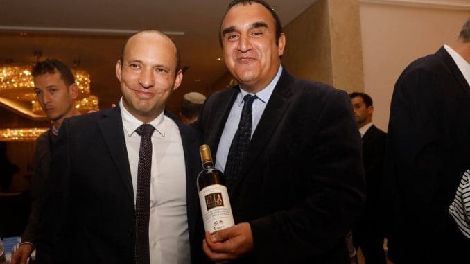 אלון לוי מנהל יקב עמק האלה עם חבר – נפתלי בנט. צילום מדף הפייסבוק