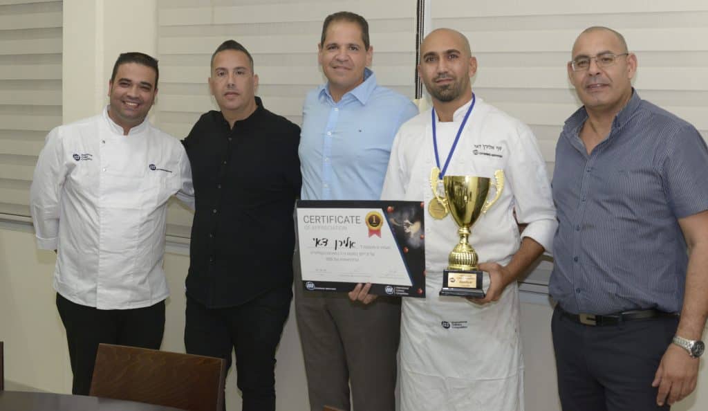 מימין לשמאל: דודו הלוי - מנכ"ל ISS הסעדה, אלירן דאי השף הזוכה במקום הראשון, חזי עובדיה - מנכ"ל ISS ישראל, שף חי שורץ - המנהל הקולינרי שלISS , השף גבריאל פנחסוב. צילום שמעון מלול מבעד לעדשה