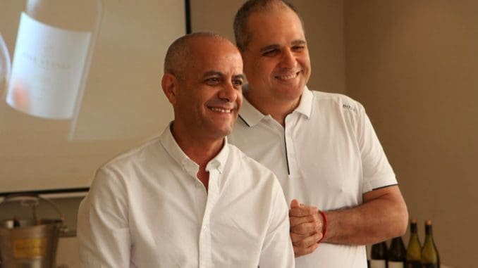 אילן חסון (מימין) וששון בן אהרון מ- FIVE STONES. היינות מיוצרים ביקב מוני. צילום דוד סילברמן dpsimages