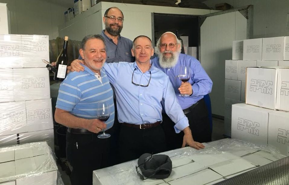 יעקב אוריה (למעלה) ביקב השירות ליבנה. צילום פטריסיה אוריה