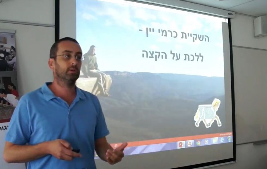 ד"ר ישי נצר מאוניברסיטת אריאל שפרסם את המחקר במגזין American Journal of Botany. עובד על פלטפורמת השקיה אינטרנטית חינמית לכורמי ישראל. צילום מיוטיוב