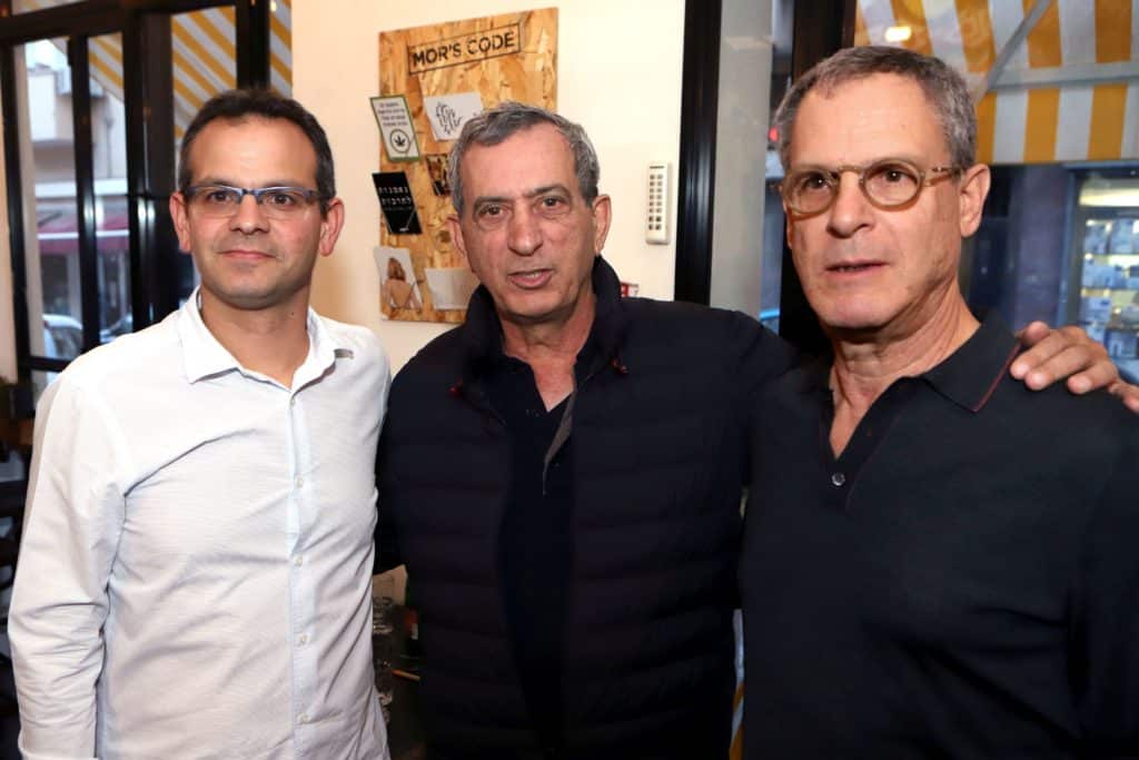 הבעלים לני רקנאטי (מימין) ואורי שקד עם יניב ענבר המנכ"ל. צילום דוד סילברמן dpsimages
