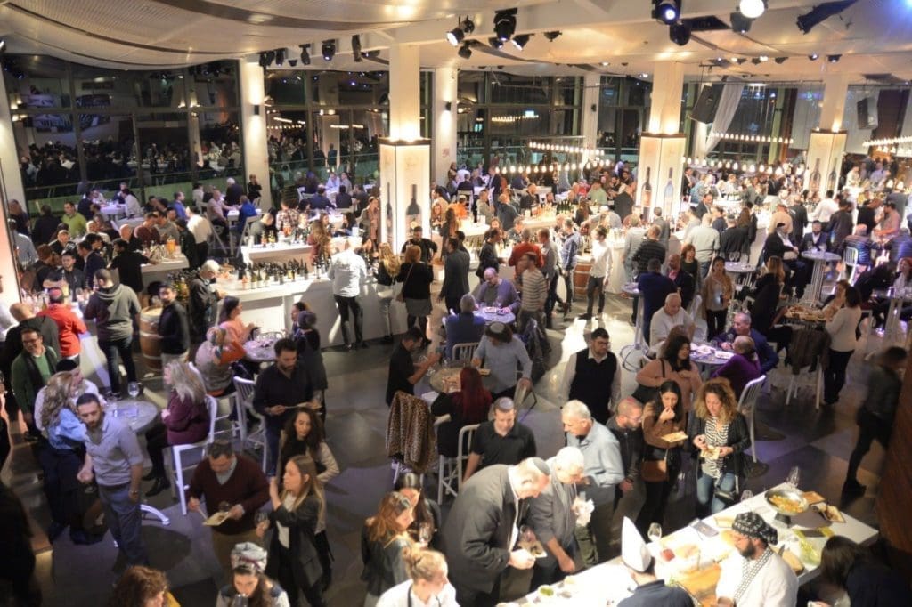 1,500 איש טעמו 180 יינות, חלקם לראשונה בישראל, מקרוב ל- 40 יקבים מהעולם. צילום אייל קרן