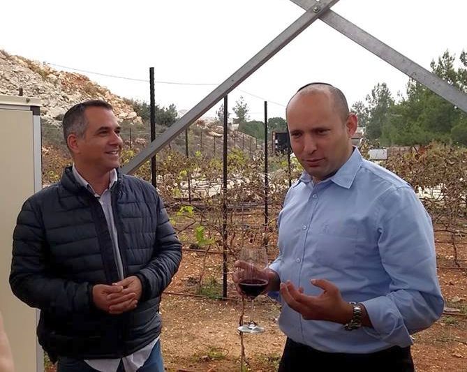 ד"ר שיבי דרורי עם שר החינוך נפתלי בנט. צילום מדף הפייסבוק