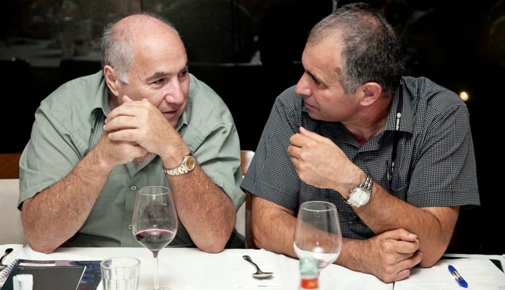 יאיר קורן (משמאל) עם ד"ר ארקדי פפיקיאן. צילום מדף הפייסבוק