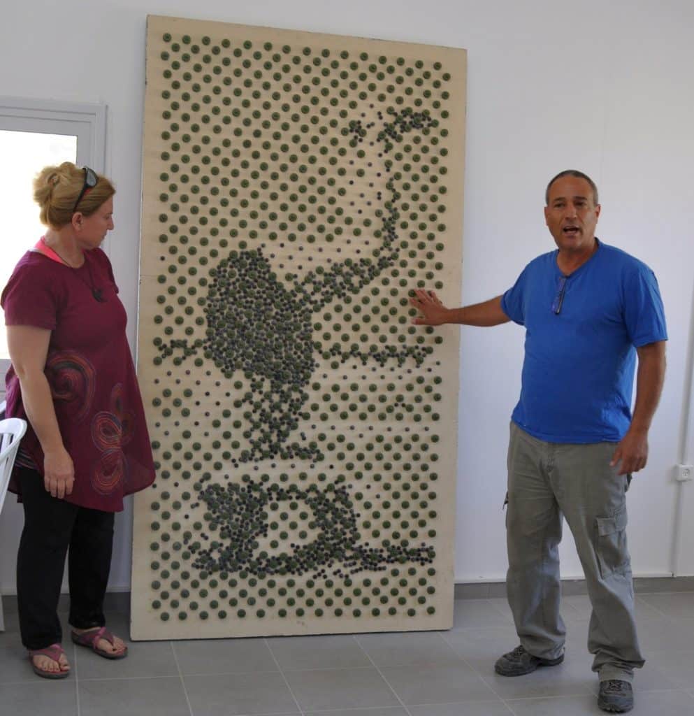 דליה מטמון יצרה את התמונה של דוד בן גוריון עומד על הראש מחלקי טפטפות. צילום איריס לוי