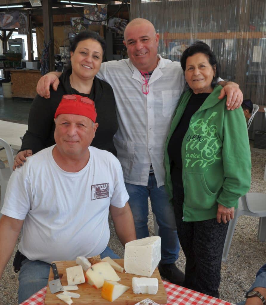 את המחלבה מתפעלים בנות ובני שלושה דורות של משפחת עברי. צילום איריס לוי