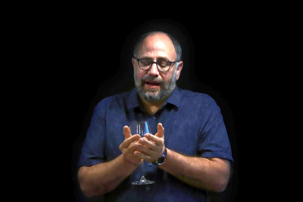 יעקב אוריה ויינותיו הלבנים בערב מיוחד שהתקיים במתחם wework בדרום תל אביב. מתפלל? מטיף? בתמונות מערב זה עיניו עצומות. צילום נהדר של דוד סילברמן dpsimages