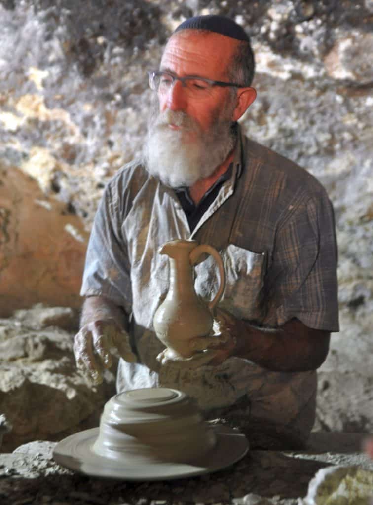 הקדר בסוסיא יוצר כלים בדרך המקראית. צילום איריס לוי