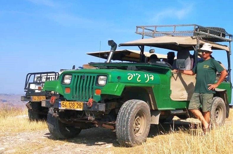 דני הציע טיול ג'יפים למקומות נסתרים בעמק. צילום איריס לוי