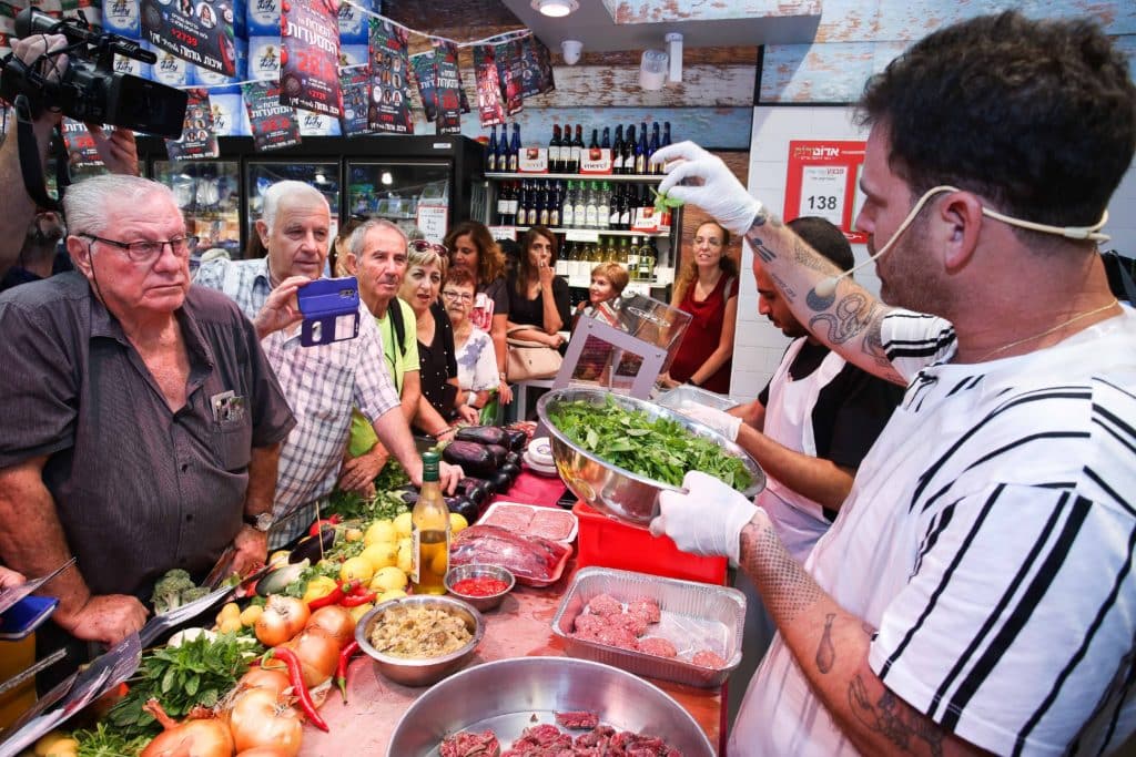 שף עומר מילר בפעולה. צילום ישראל הדרי
