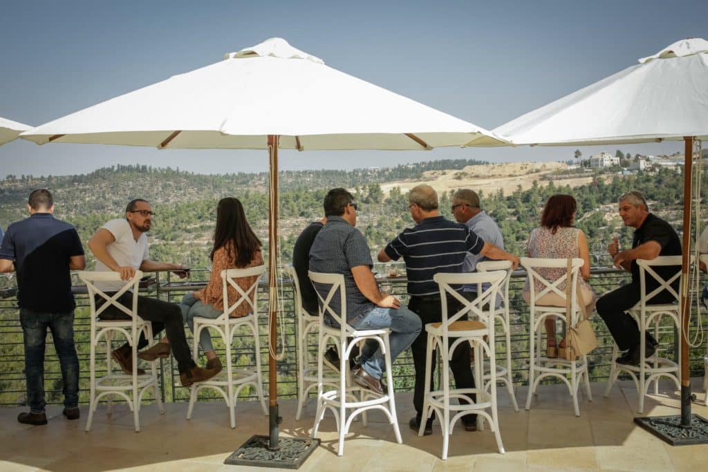 מרפסת יקב קסטל. צילום אלעד ברמי