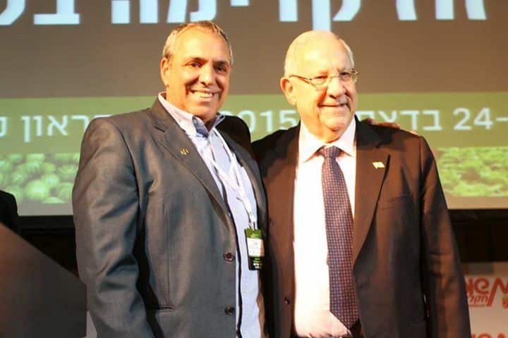 נשיא המדינה ראובן (רובי) ריבלין עם רמו בן שושן - מייסד ויו"ר קבוצת מרינה פטריות הגליל שזכה בתואר איש השנה בחקלאות 2016. צילום אסף לב