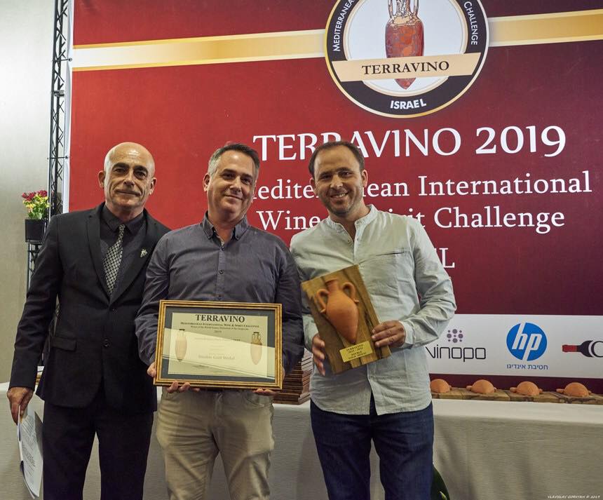 מימין אליאב מילר מנהל יקב גבעות, שיבי דרורי היינן הראשי, חיים גן איש הענבים. צילום מדף הפייסבוק
