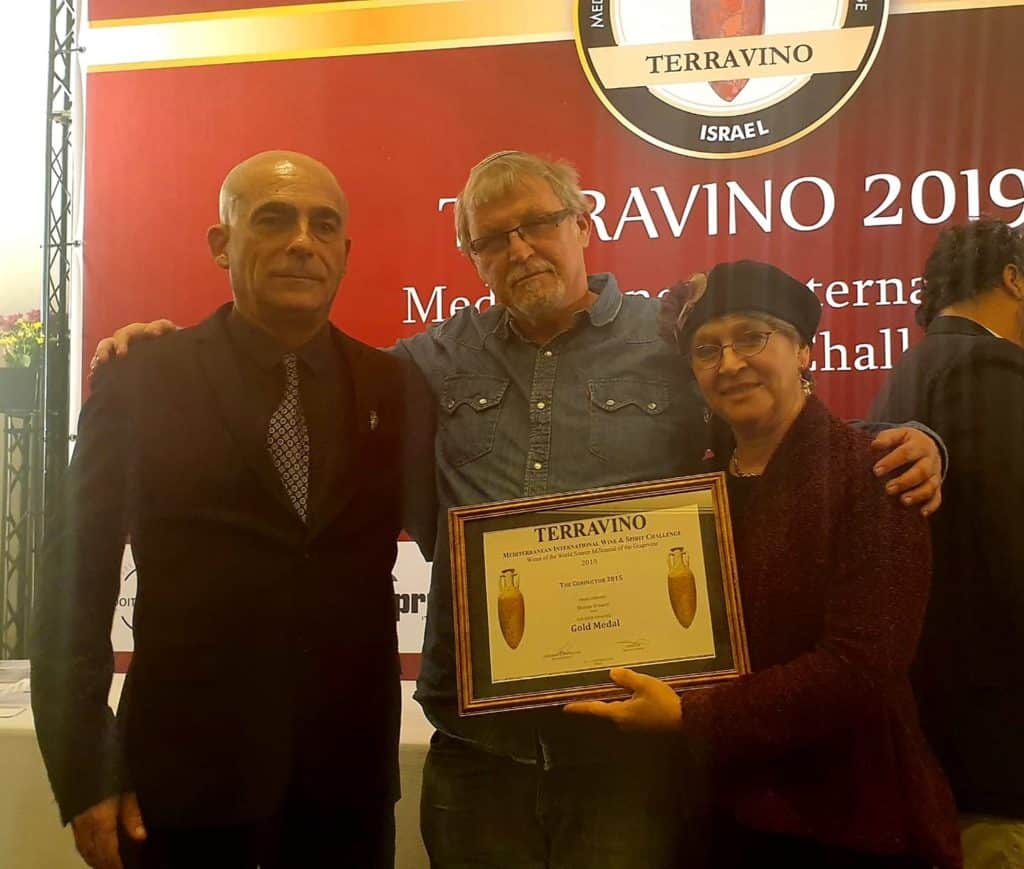 אלי שירן ורעייתו עם חיים גן איש הענבים. צילום מדף הפייסבוק