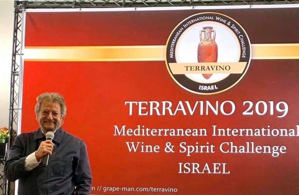 אלי בן זקן בקבלת פרס מפעל חיים TerraVino 2019. צילום רן בירון