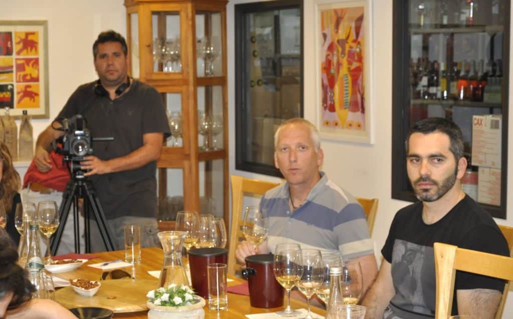 ליינות אילת מגיעים גם אנשי התעשייה. כאן העיתונאי איתי גלייטמן (מימין) ודורון רב הון מיקב ספרה