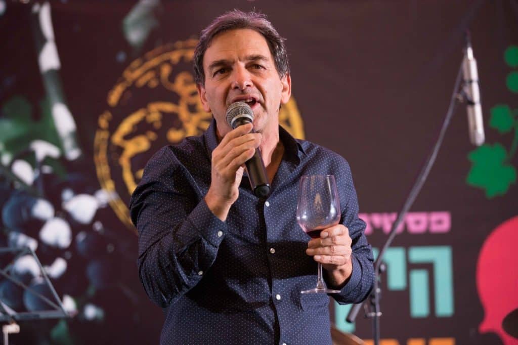 ניב ויזל ראש המועצה האזורית מטה יהודה - נאם נפלא הרים כוסית והדיר את היקבים הלא כשרים. צילום אבי דודי