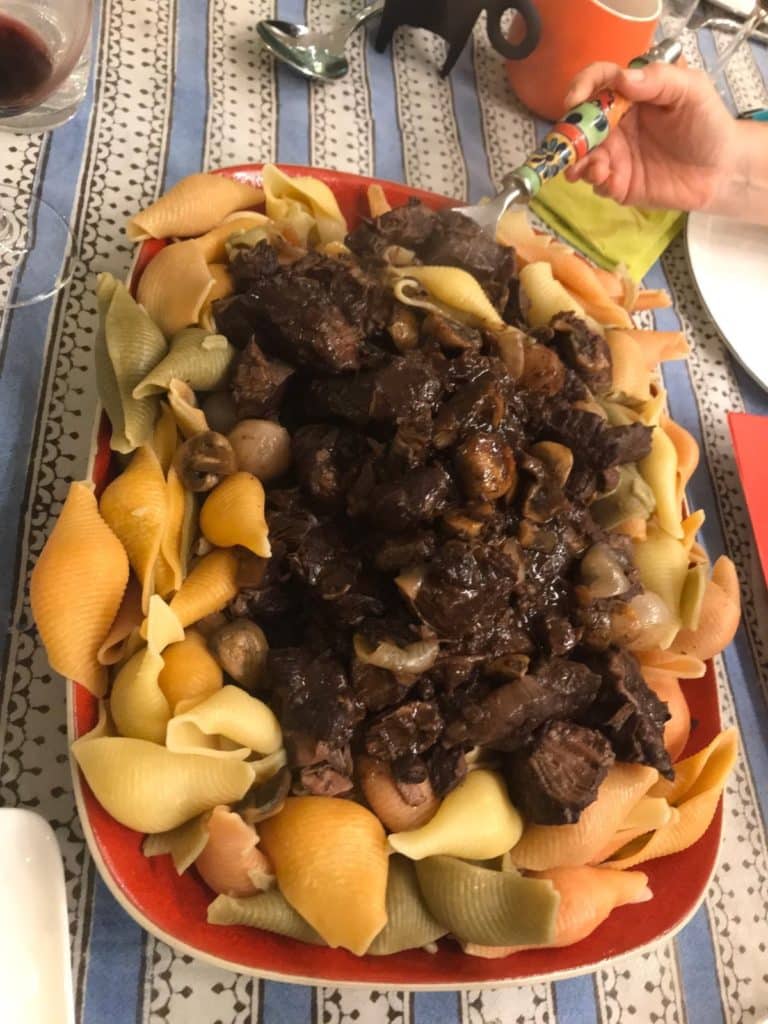 צלי בשר עם קונכיות פסטה. צילום יגאל ברנע