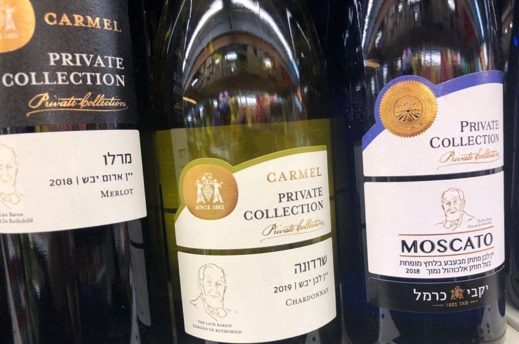 עד היום על הבקבוקים הכיתוב על הברון רוטשילד. צילום פאפא רצי