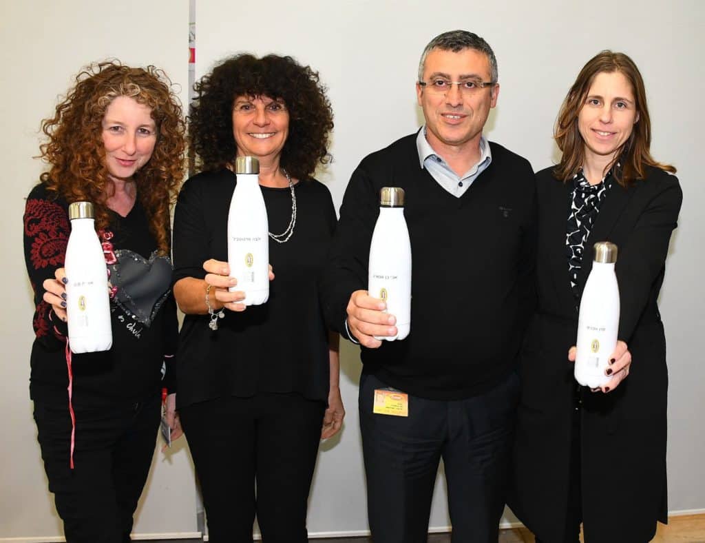 חדל חד"פ: מנהלים באסם עם בקבוקי שתייה רב פעמיים. צילום אביב חופי