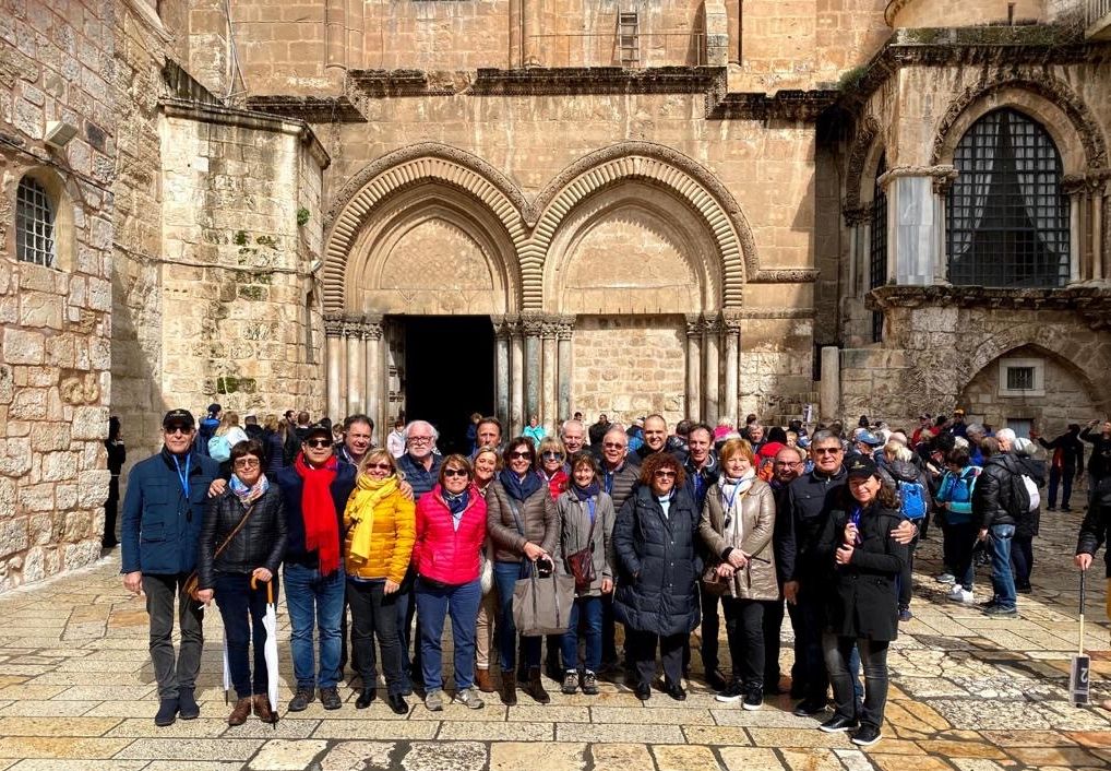 חברי קבוצת סנט אמיליון בכנסיית הקבר בעיר העתיקה. צילום אפרת בן אפריים