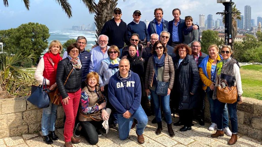 חברי קבוצת סנט אמיליון בתל אביב. בחזית באמצע – אילן חסון. צילום אפרת בן אפריים