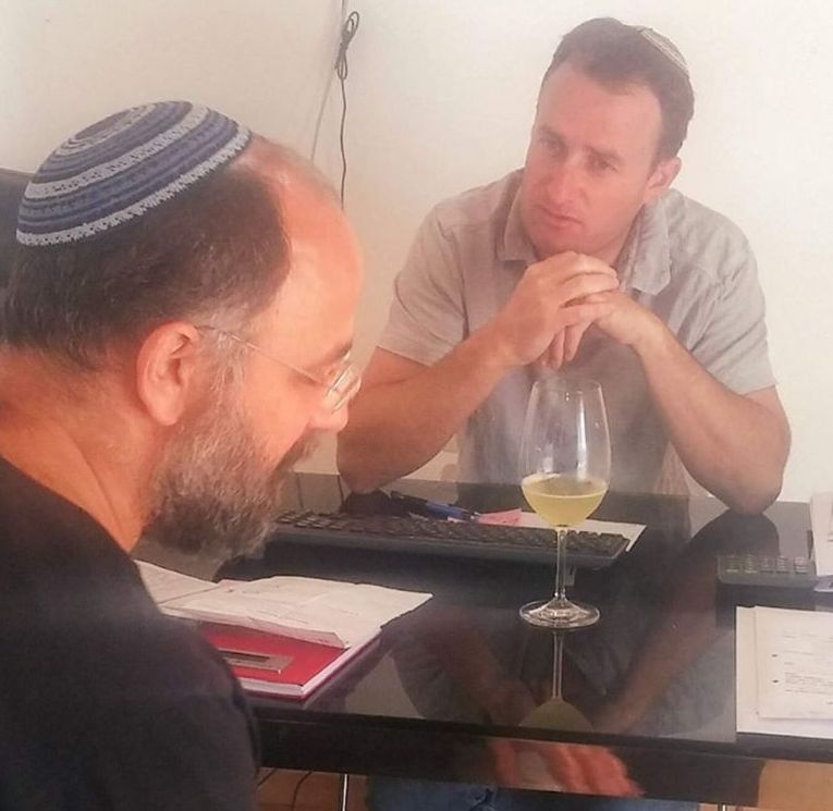 יעקב אוריה עם יעקב ברג מנכ"ל יקב פסגות. צילום מדף הפייסבוק