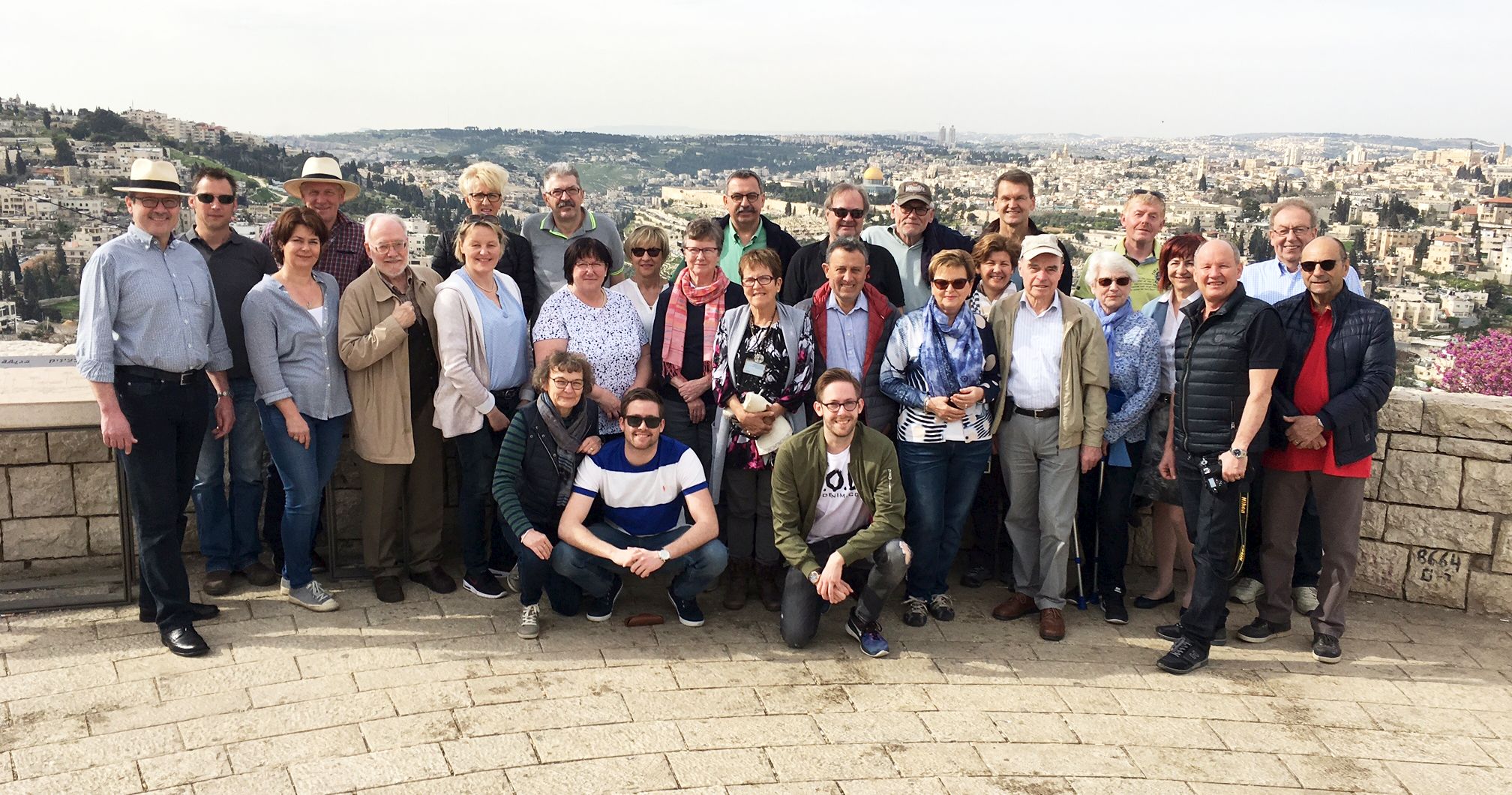 תמונה קבוצתית על רקע ירושלים