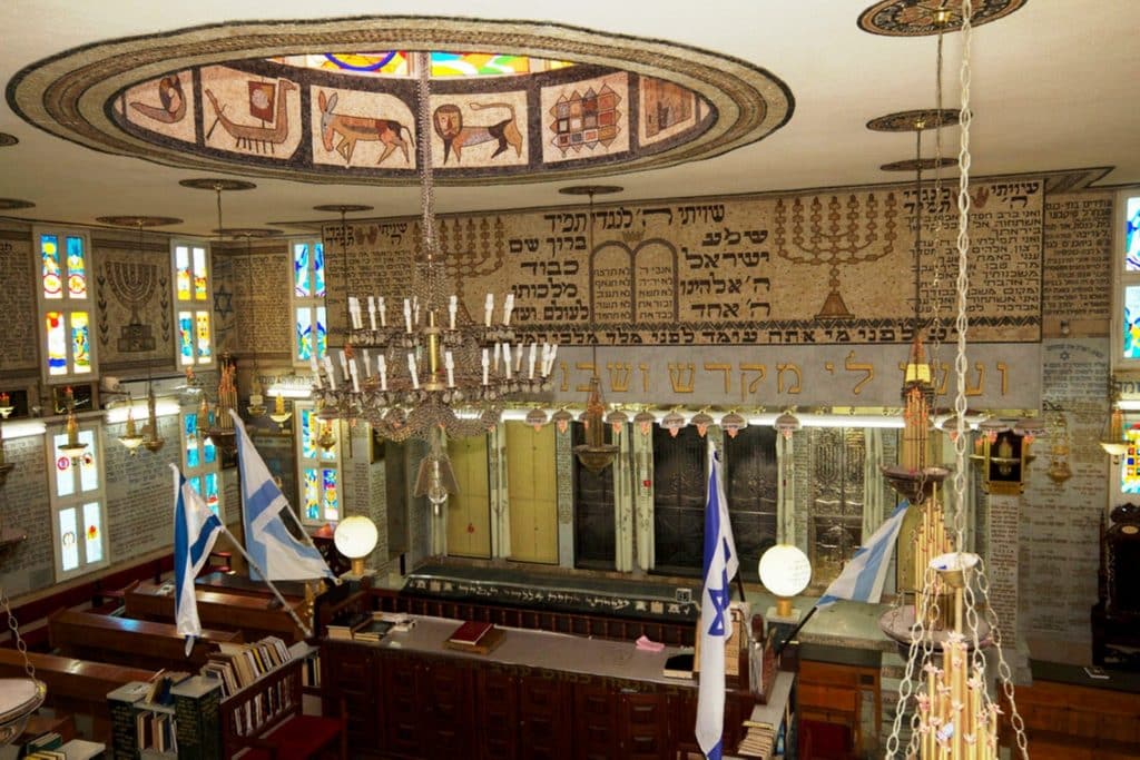 בית הכנסת הטוניסאי 'אור התורה' כולו יצירת אמנות מעשי ידיו של הגבאי ציון בעדאש