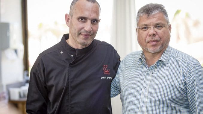 איציק חזות שף המלון עם הכותב אורי שלזינגר