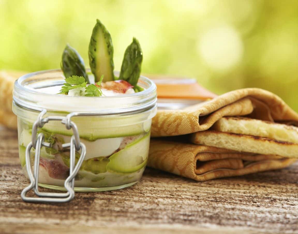 אספרגוס צרוב על הפלנצ'ה על קרם פירה שעועית לבנה וחזה אווז מעושן