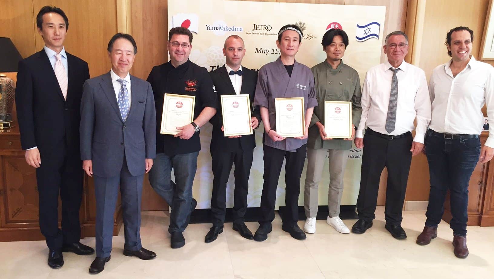 שגריר יפן בישראל, ראש עיריית הרצליה, אנשי המסעדות מקבלות התעודה והגופים המסמיכים