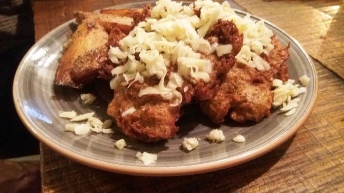 צ'רנוהורסקי סטייק - מנה נכבדה של נתחי עוף מטוגן בבלילת תפוחי אדמה ושום