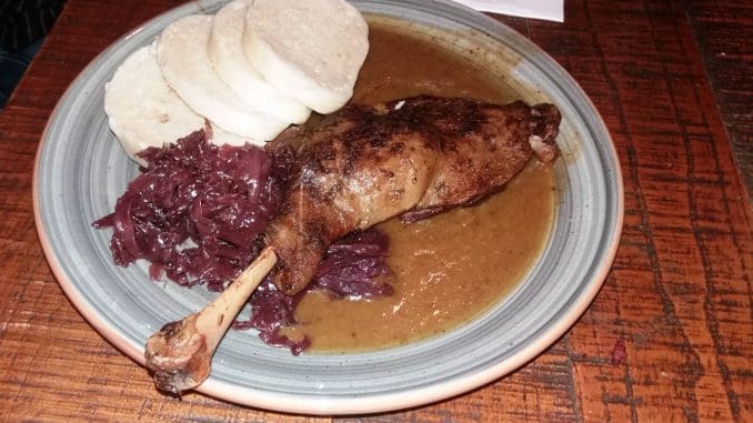 שוק אווז המוגשת עם רוטב ירקות שורש ותבשיל כרוב אדום שבושל בבירה Kozel Dark