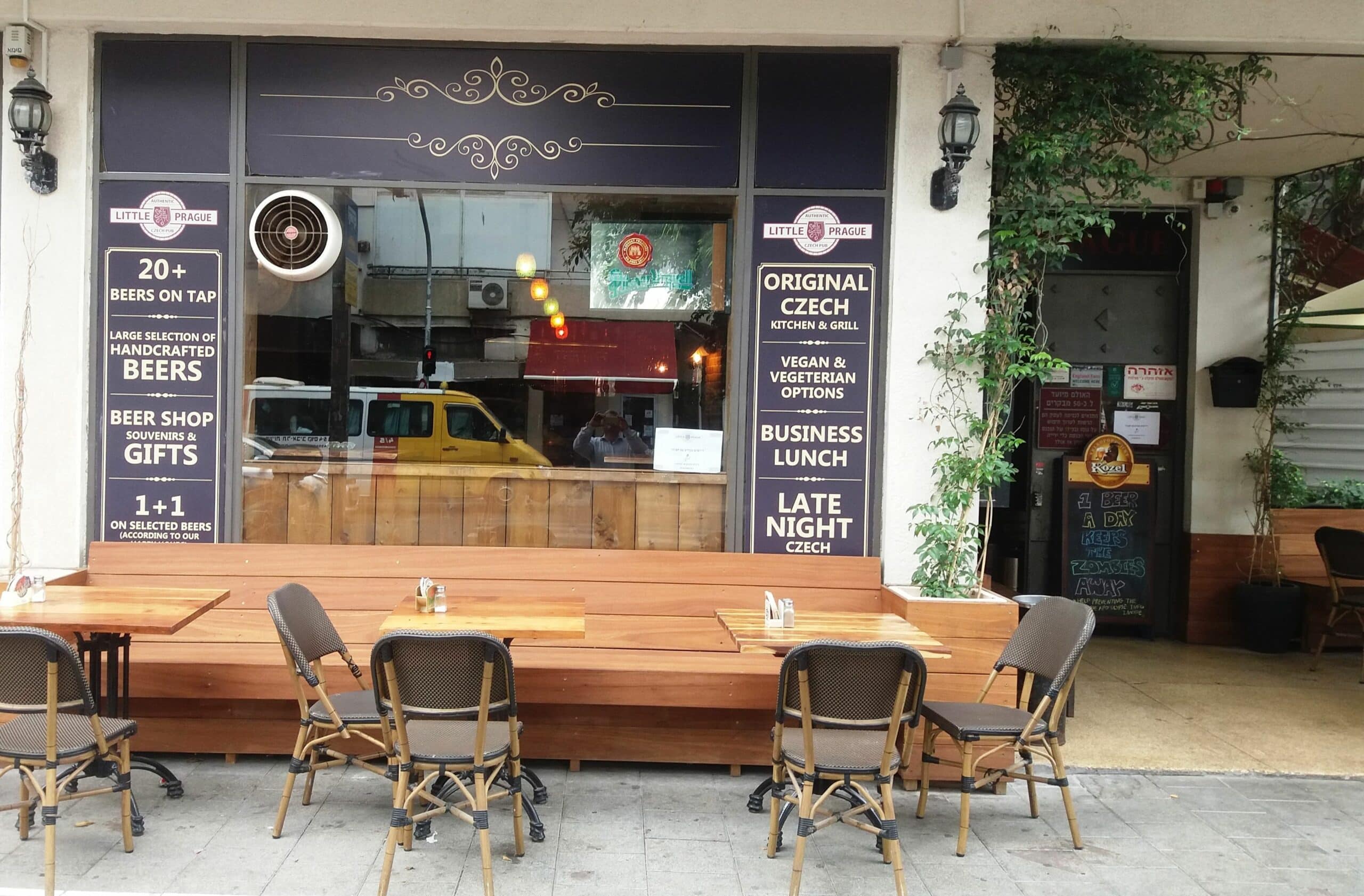 בחזית הפאב-מסעדה יש מקומות ישיבה הפונים לרחוב אלנבי ובצדו ה'ביר גארדן' (גינת הבירה)